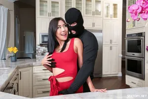 ở nhà làm bài tập cũng không yên với nhỏ bạn thân chuyên “chăn chuối”