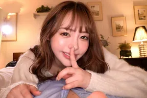 Sự kích thích ngoài trời. Hai cô gái da trắng, giàu có và xinh đẹp đang uống trà buổi sáng ở khu trung tâm thành phố. Bào ngư tươi đang thủ dâm bằng máy rung và dịch trắng chảy ra. Có một nhóm người đang trò chuyện xung quanh. Chúng lén lút phun và phun khắp sàn nhà. Thật là thú vị.