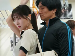 Học sinh nữ bị bắt phục vụ khách khi làm thêm ở quán rượu