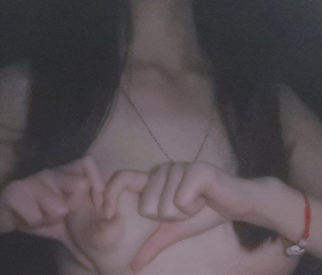 Anh chàng Đàm Hoa Khỉ phát sóng trực tiếp cảnh làm thủ tục nhận phòng tại khách sạn sao~ Anh ta đã trả giá đắt để hẹn gặp một cô gái đeo kính, hôn, sờ mó, tán tỉnh, cưỡi ngựa, nhấc chân, tiến vào từ phía sau, quan hệ với cô ấy một cách thô bạo đến mức cô ấy không thể chịu đựng được...