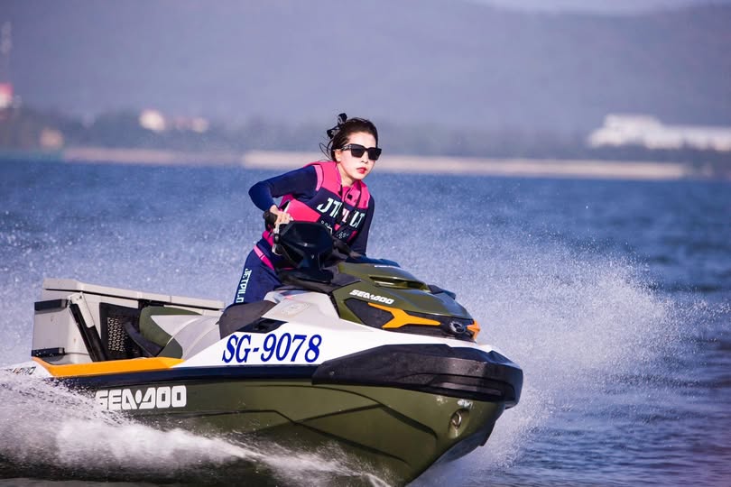 Anh trai Tanhua Hammer đã đăng ký vào một khách sạn hạng sao và hẹn gặp một cô gái trẻ xinh đẹp có bộ ngực và vòng 3 khủng. Chạm vào ngực cô ấy, sờ mó âm hộ cô ấy, tán tỉnh, cưỡi cô ấy và quan hệ với cô ấy theo tư thế 69 cho đến khi cô ấy kêu la cầu xin...